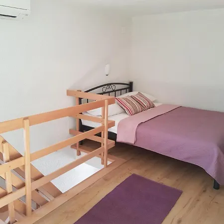 Tatil Evi In With Terrace, Air Conditioning, Wifi, Washing Machine 5123-1 Milna (Brac)